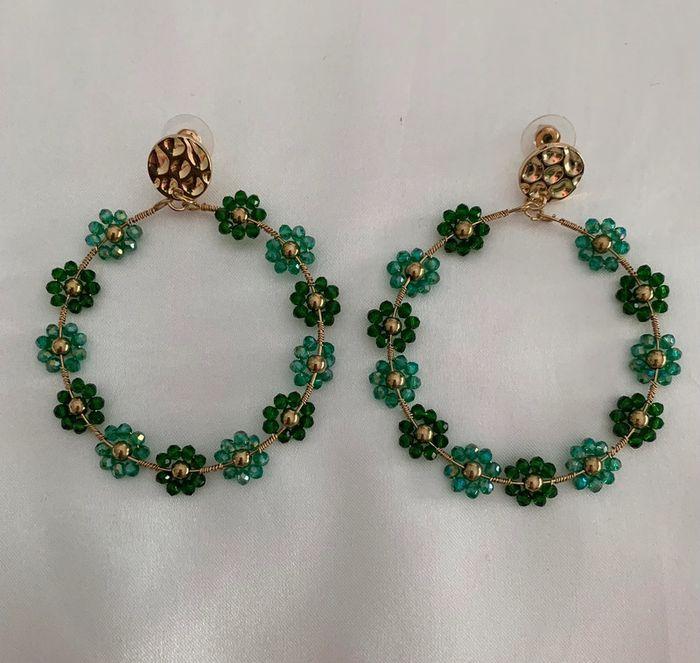 Boucles d’oreilles bohème pendantes fleurs vertes en métal doré - photo numéro 1