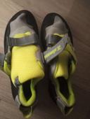 Chaussure d'escalade .taille 39 . Mise 2 fois .Neuve .Couleur jaune fluo grise et noir. Mixte.