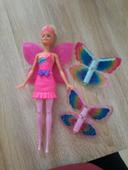 Barbie avec ailes papillons