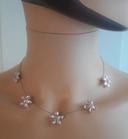 Collier fin et argenté avec des petites fleurs roses