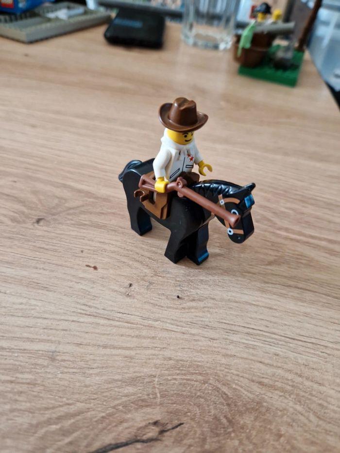 Lego minifigurine cowboy - photo numéro 2