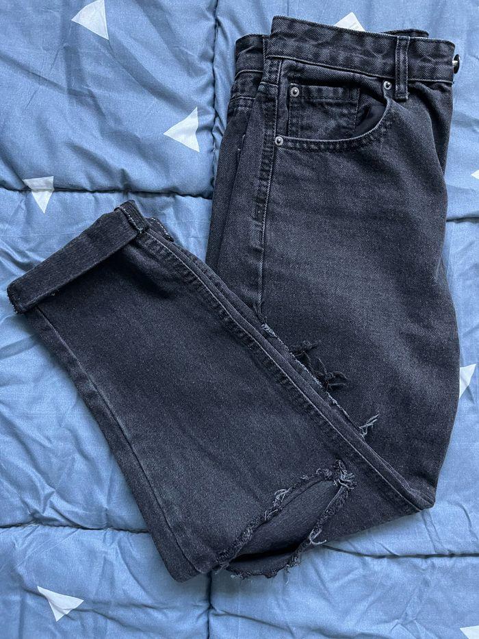 Jeans troué - photo numéro 2