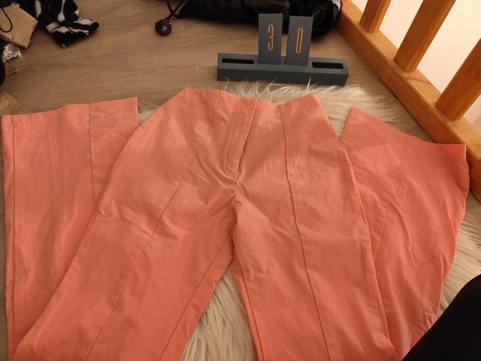 Pantalon tailleur rose saumon bas évasé - photo numéro 3