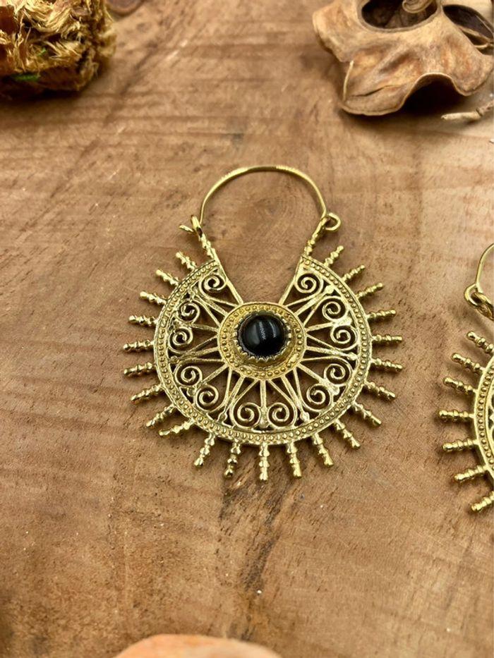 Boucles d’oreilles créoles en laiton Indien avec pierres d’Onyx noir - photo numéro 3