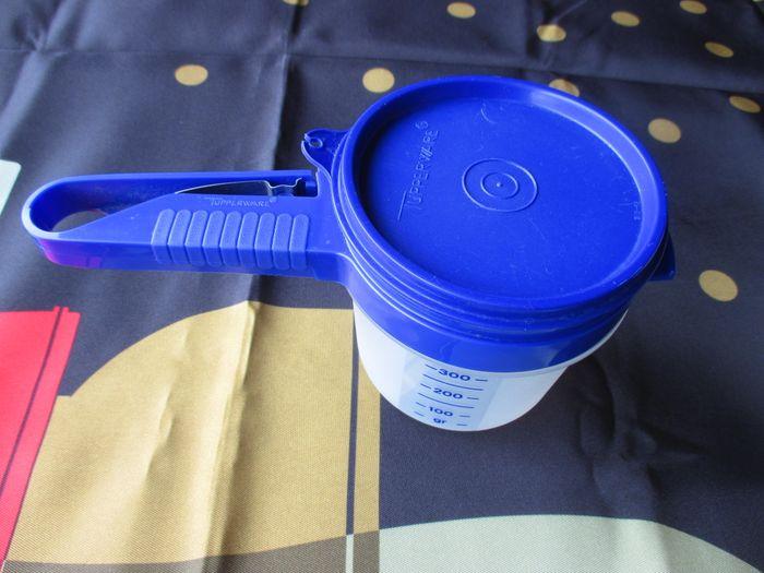 Tupperware saupoudreuse farine/sucre bleu en très bon état - photo numéro 4