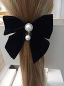 BARRETTE AVEC NOEUD EN VELOURS COLORIS  NOIR ET CLIP PERLE FINE