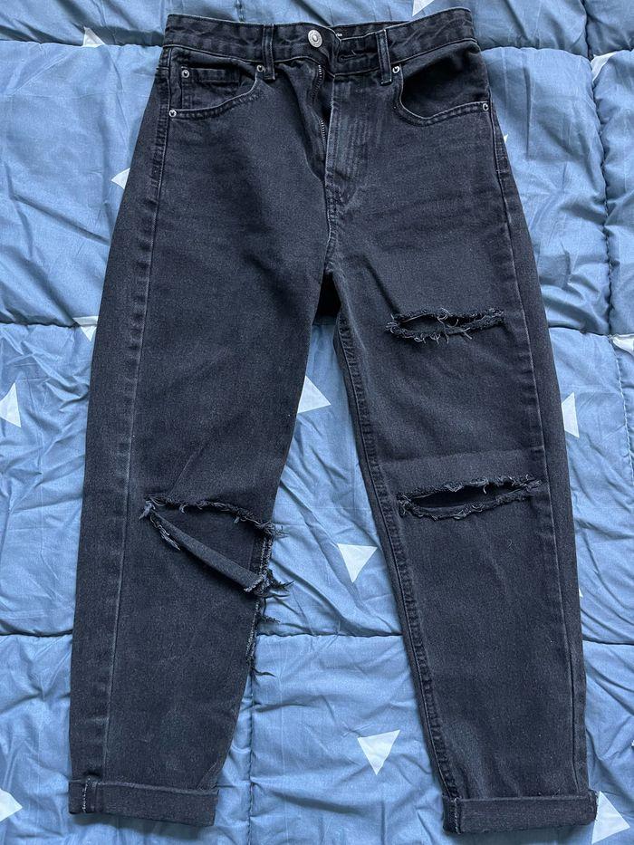 Jeans troué - photo numéro 1