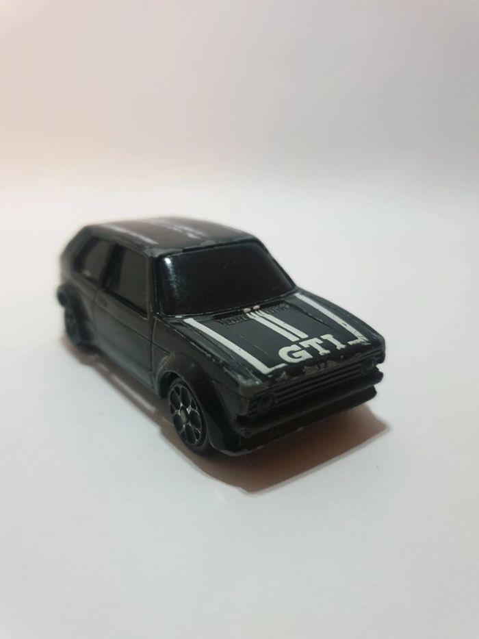 Maisto VW Golf GTI mk1 Black/White - 1/64 - photo numéro 4