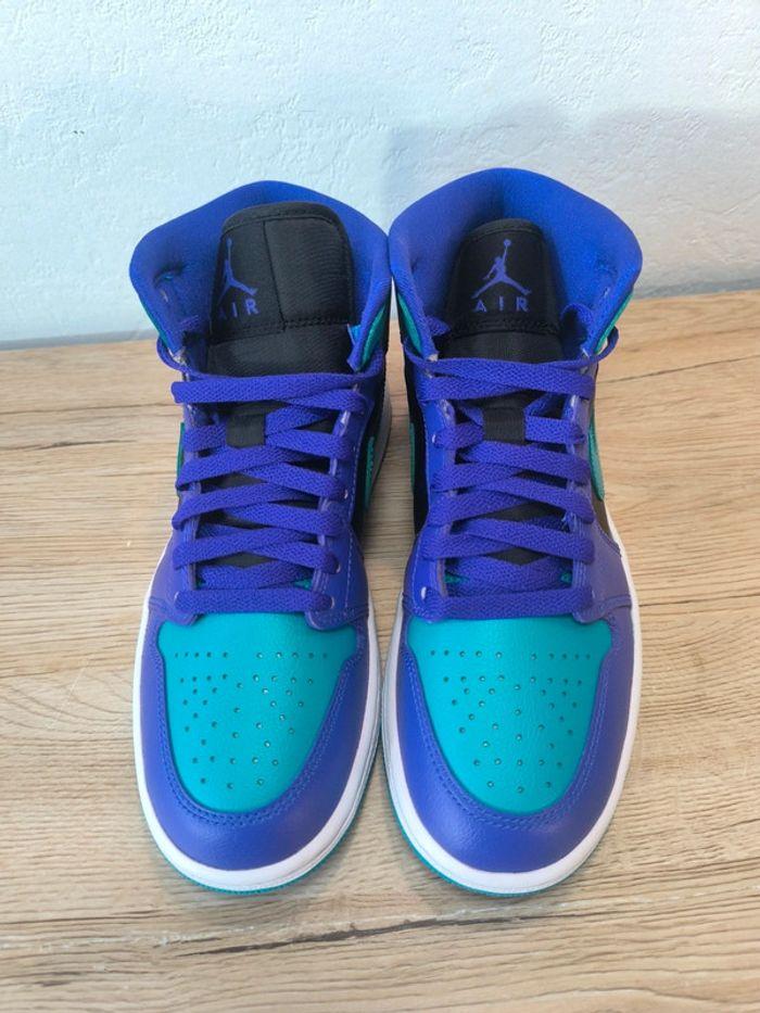 Baskets Jordan one mid violette grape black pointure 37,5 neuves avec boîte d'origine - photo numéro 2