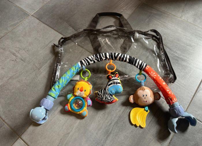 Jouets suspendus pour poussette ou lit bébé