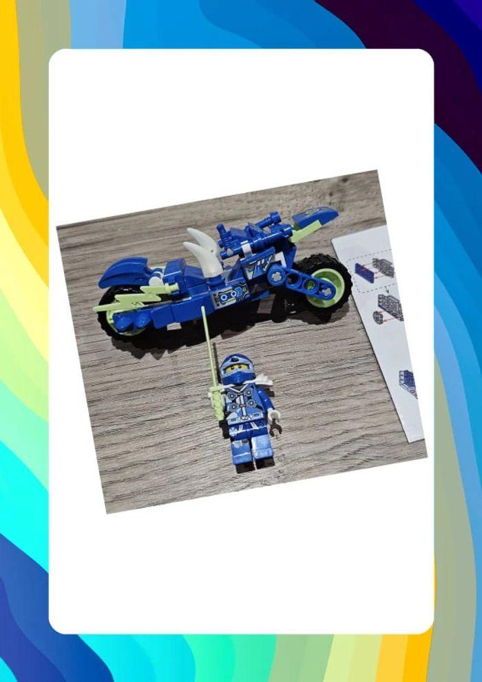 Minifigurine Ninjago + moto bleue 101 pièces (compatible Lego)