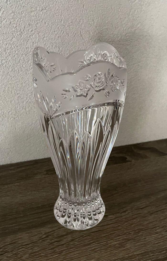 Vase taillé travaillé transparent en verre - photo numéro 3