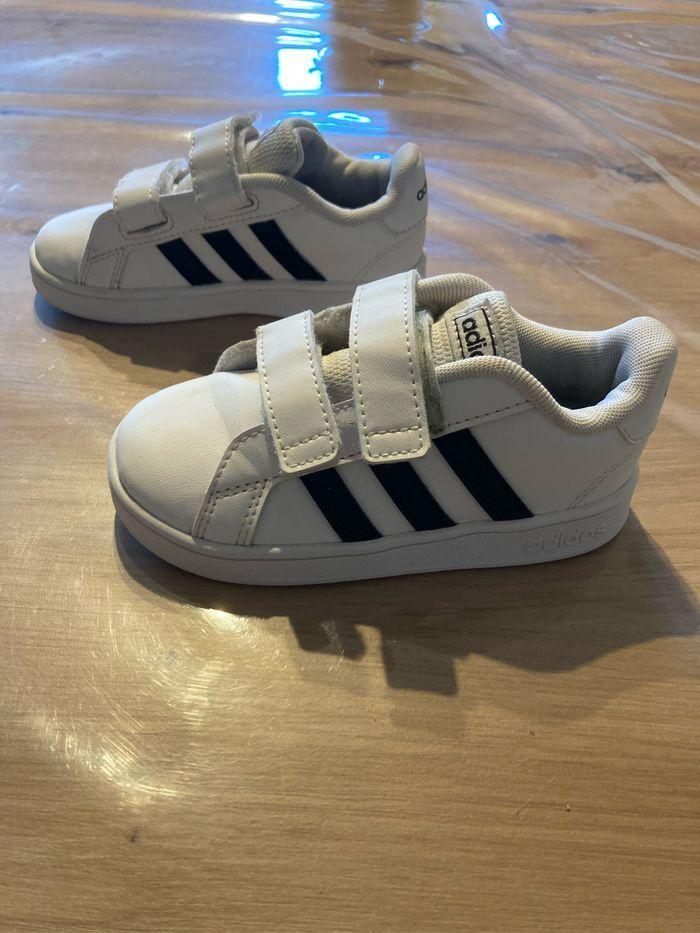 Baskets blanches Adidas taille 24 - photo numéro 2