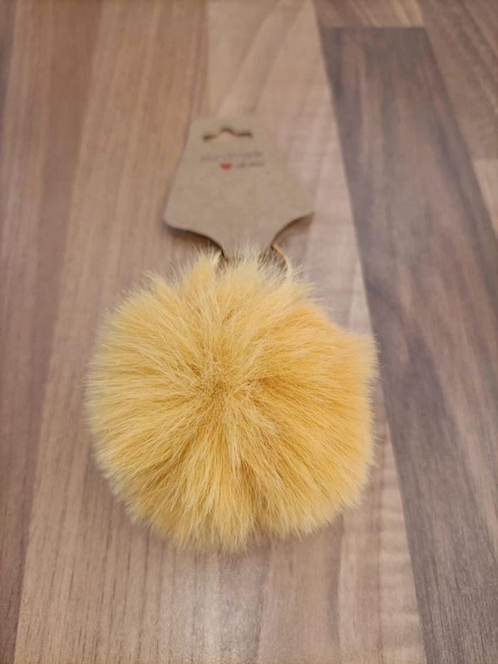 Porte clé neuf pompom moutarde à offrir - photo numéro 2