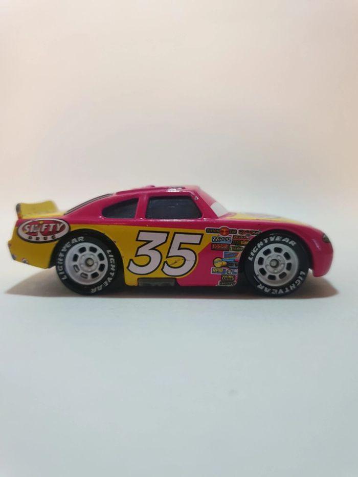 Mattel Voiture Cars Disney/Pixar Kevin racingtire Shifty Drug n°35 Rose/Jaune - 1/55 - photo numéro 4