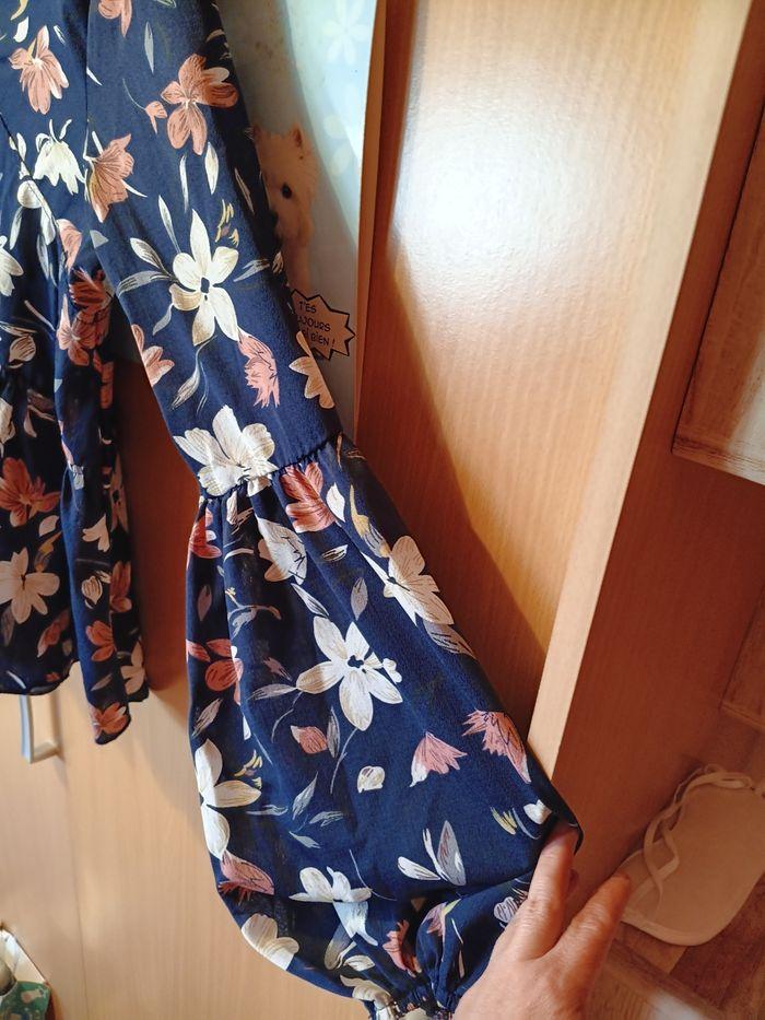 Blouse bleue avec des motifs de fleurs - photo numéro 4