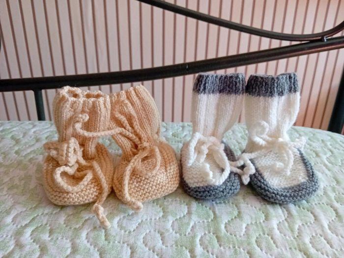 Lot de 2 paires de petits chaussons taille naissance - photo numéro 1