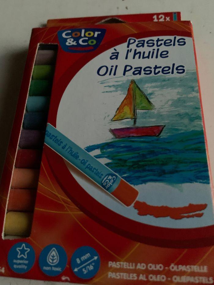 Petite boite neuve de 12 pastels - photo numéro 1