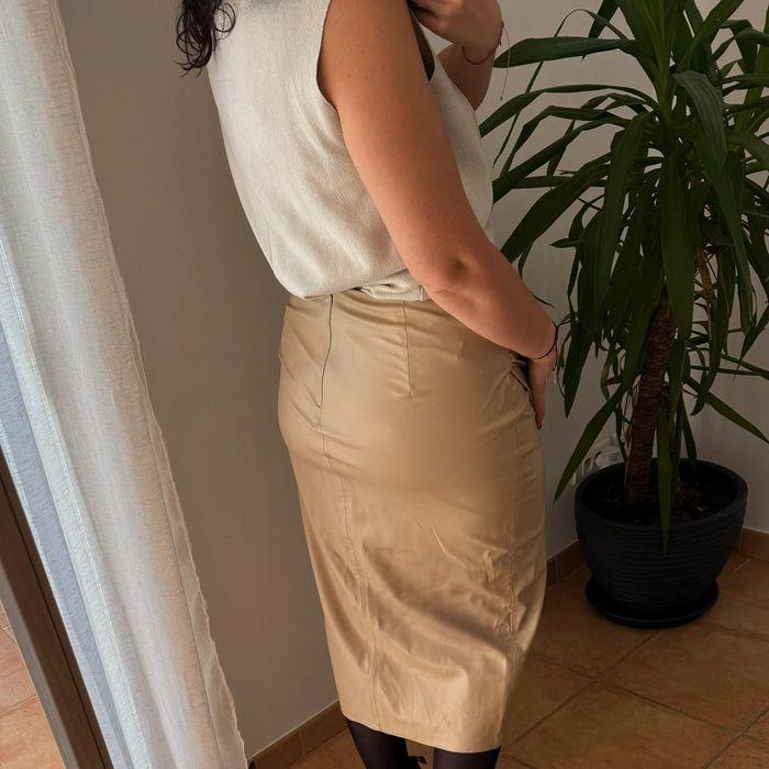 Jupe midi Zara en simili cuir beige, taille L. - photo numéro 2