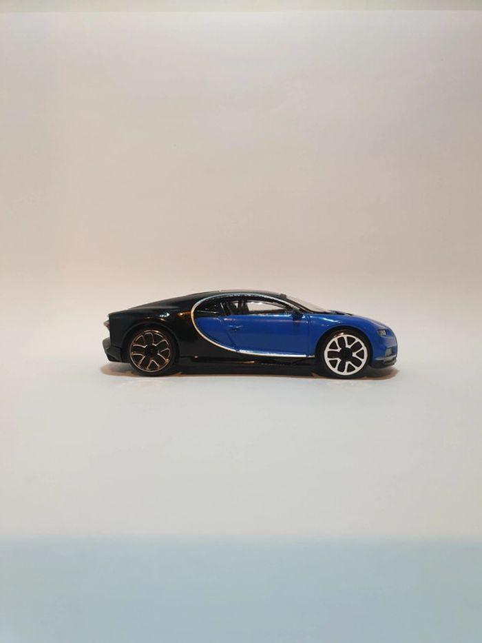 Bugatti Chiron Bleu/Noir 1/43 Burago Street Fire - photo numéro 11