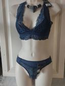 Ensemble de lingerie neuf triangle sans armatures, dos papillon, culotte sans couture derrière. S pour le haut et M pour le bas