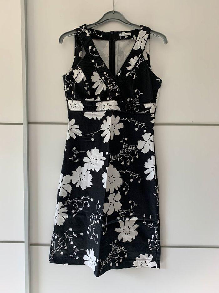 Robe à fleurs blanche et noire - photo numéro 1