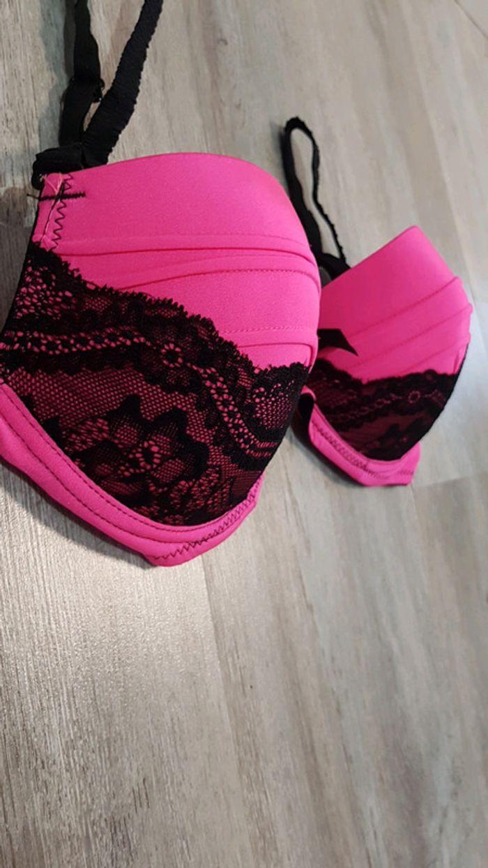 Soutien gorge coqué noir et rose fluo - photo numéro 3