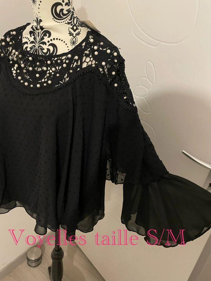 Blouse manche longue trompette effet poncho noir motif, perle et dentelle neuf voyelles taille S/M - photo numéro 1