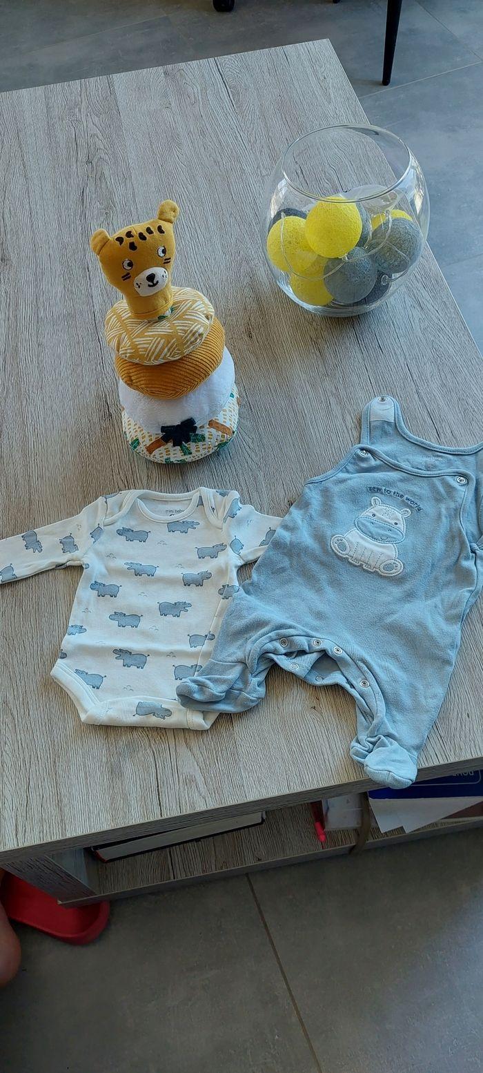 Lot 2 pyjamas et bodys 50 cm - photo numéro 9