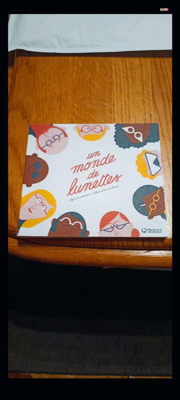 Livre un monde de lunettes - photo numéro 1