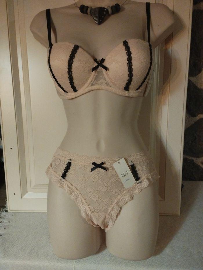 Ensemble de lingerie neuf avec armatures léger rembourrage 85 C et M pour le shorty - photo numéro 1