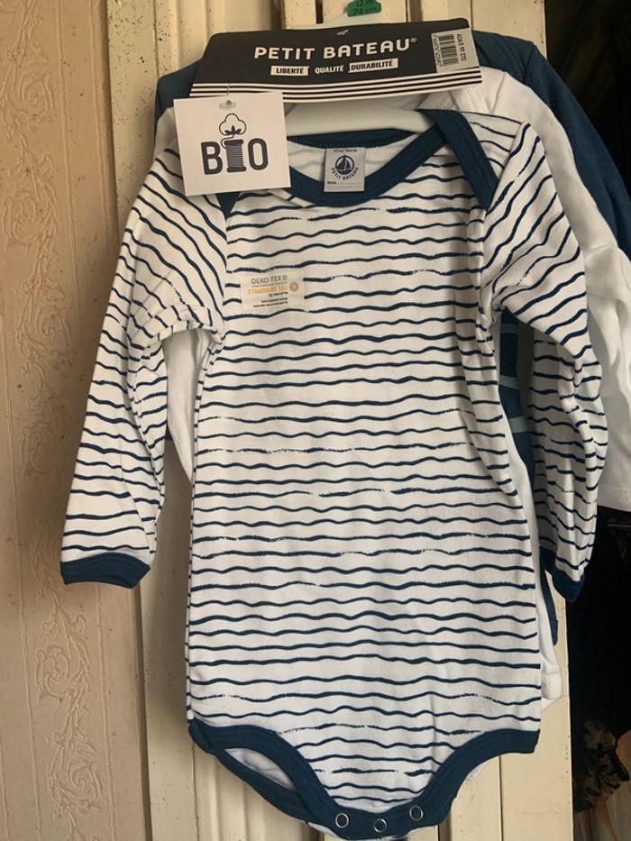 Lot de 3 bodies et 1 Pyjama / dors bien Petit bateau 12 mois - photo numéro 4