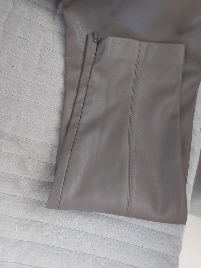 Pantalon zara taupe effet cuir - photo numéro 1