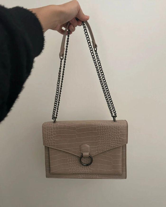 Sac à main bandoulières à chaîne beige croco - photo numéro 1