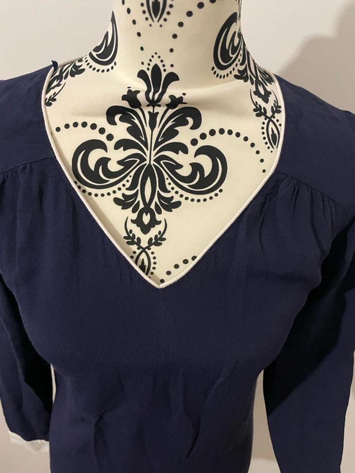 Blouse à manches longues fluide bleu marine bordure et poignet blanc noeud dos Naf Naf taille 34 - photo numéro 2