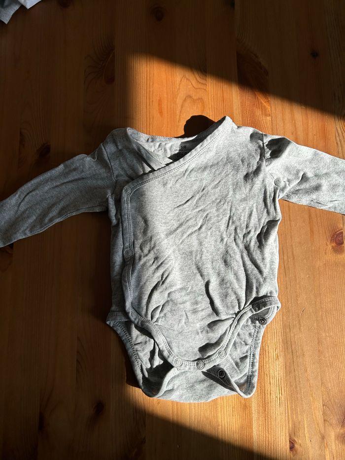 Lot 2 bodies manche longue gris 9 mois H&M - photo numéro 2