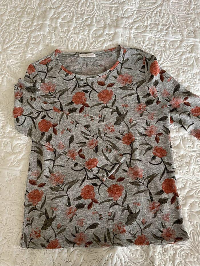 Joli Pull gris avec lurex et fleurs orange et vertes - photo numéro 1