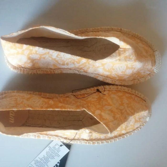 🌸Espadrilles jaunes /blanches fleuries Pointure 36/37 "Etam" Neuves 🌸 - photo numéro 2