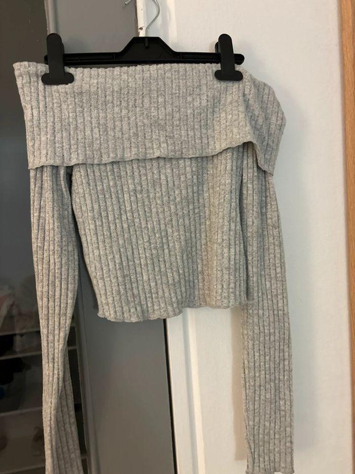 Top/ pull à épaule dénudée gris bershka - photo numéro 2