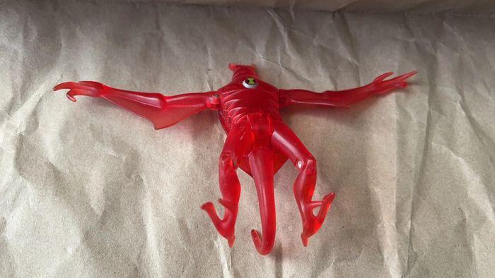 Bandai - 2008 Rare figurine Ben 10 clear red Jetray 10cm - photo numéro 13