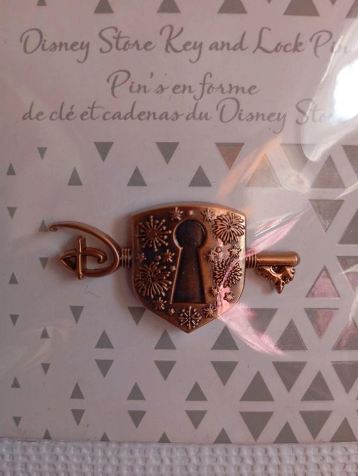 Pins clé cadenas Disney store - photo numéro 2