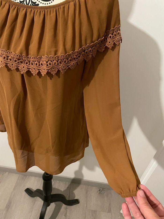 Blouse à manches longues épaule élastique avec dentelle marron camel en voile doublé taille 40 - photo numéro 2