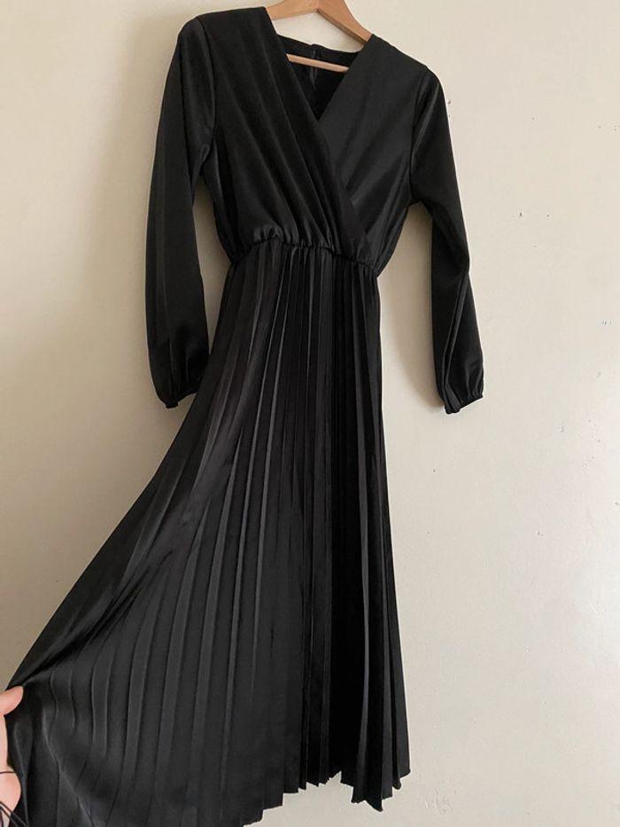 Robe longue noir satinée - photo numéro 4