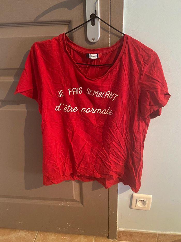 Teeshirt rouge « Je fais semblant d’être normale » - photo numéro 1