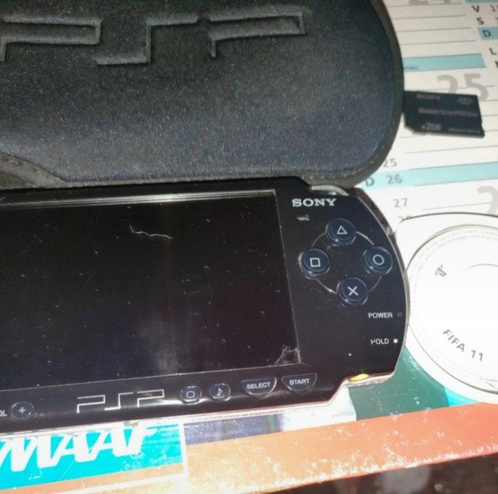 Console PSP avec chargeur, carte mémoire 2GB et 1 jeux - photo numéro 2