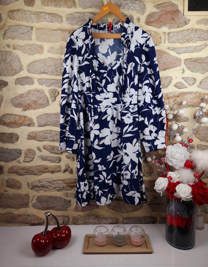 Robe manches évasées à volants marine et blanche Femme taille 52 marque Boohoo 🍓 - photo numéro 1