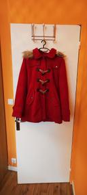 Manteau rouge à capuche