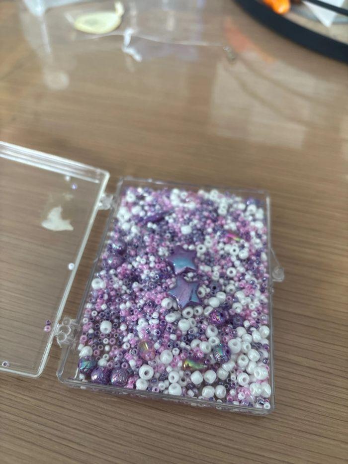 Loisir créatif boîte de perles violettes - photo numéro 1