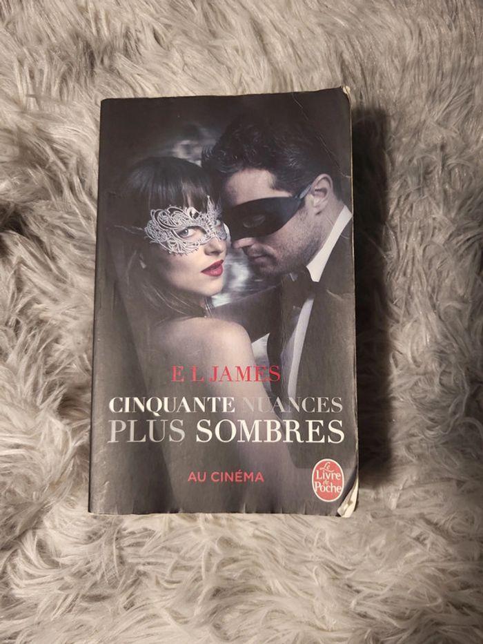 Livre de poche "Cinquante Nuances plus Sombres" - photo numéro 1