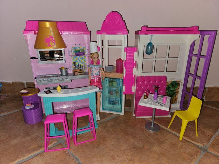 Barbie restaurant